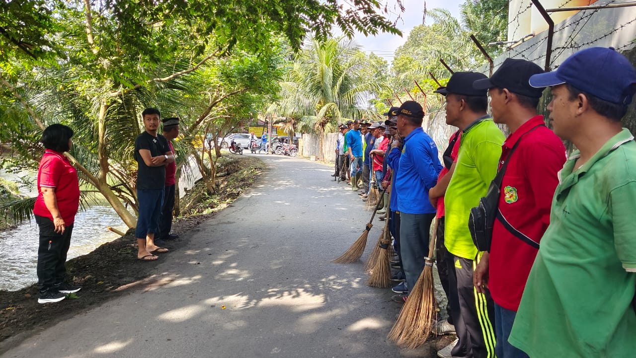 Camat Medan Sunggal melaksanakan gotong royong bersama Lurah se-Kecamatan Medan Sunggal, Kasi Sarpras, Kepala Lingkungan dan PPPSU (09/08)